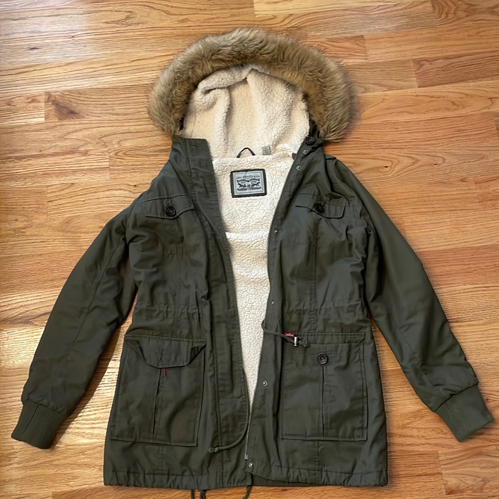 Levi's – Faux Fur Trim Fleece Lined Hooded Parka (small army green)
